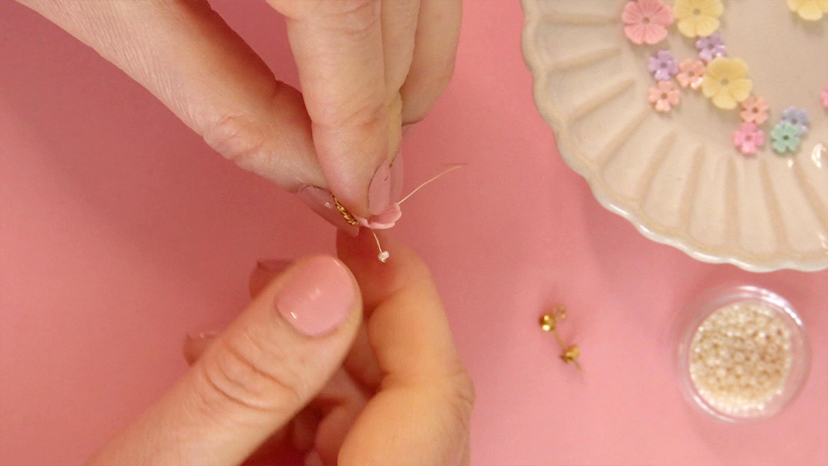 Small flower and seed beads earrings : Step 4