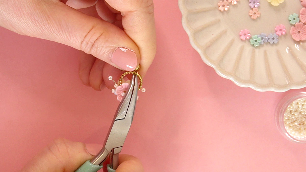 Small flower and seed beads earrings : Step 6