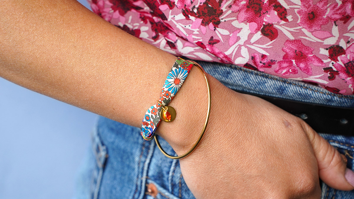 Schema Liberty bracelet without clasp with flowing knots Schema Liberty bracelet without clasp with flowing knots