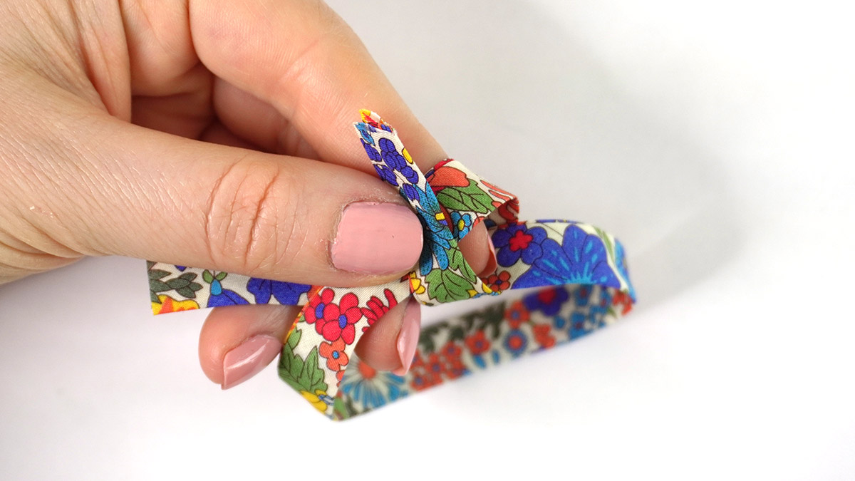 Liberty bracelet without clasp with flowing knots : Step 1 Liberty bracelet without clasp with flowing knots : Step 1