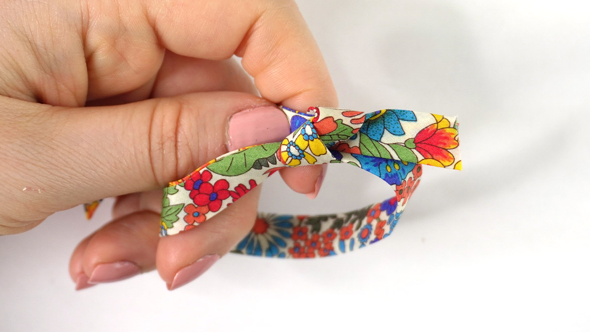 Liberty bracelet without clasp with flowing knots : Step 2 Liberty bracelet without clasp with flowing knots : Step 2