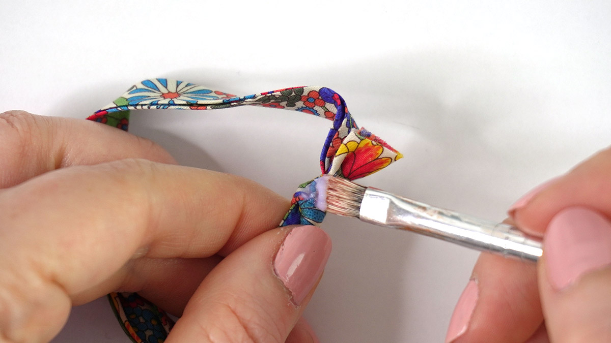 Liberty bracelet without clasp with flowing knots : Step 3 Liberty bracelet without clasp with flowing knots : Step 3