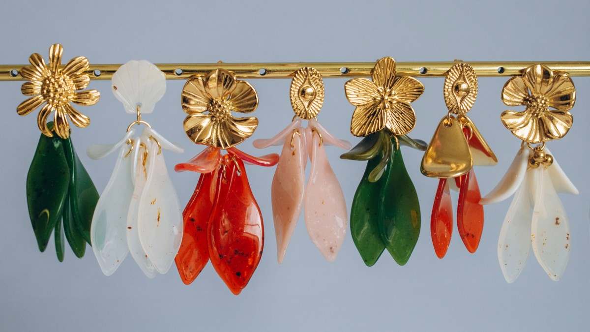 Flower earrings in resin and stainless steel, gold-plated