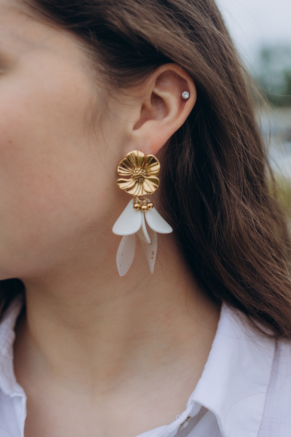 Schema Flower earrings in resin and stainless steel, gold-plated Schema Flower earrings in resin and stainless steel, gold-plated
