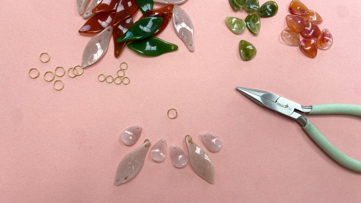 Flower earrings in resin and stainless steel, gold-plated : Step 1 Flower earrings in resin and stainless steel, gold-plated : Step 1