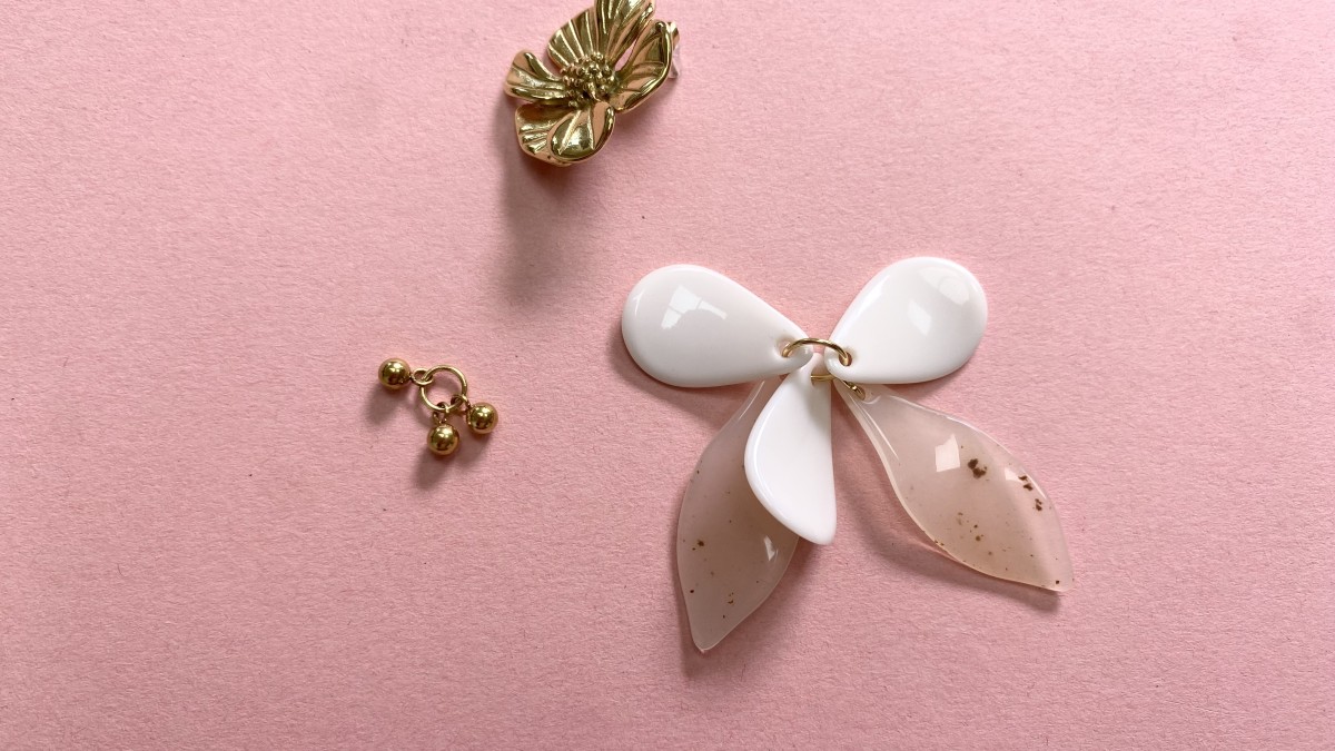 Flower earrings in resin and stainless steel, gold-plated : Step 4 Flower earrings in resin and stainless steel, gold-plated : Step 4