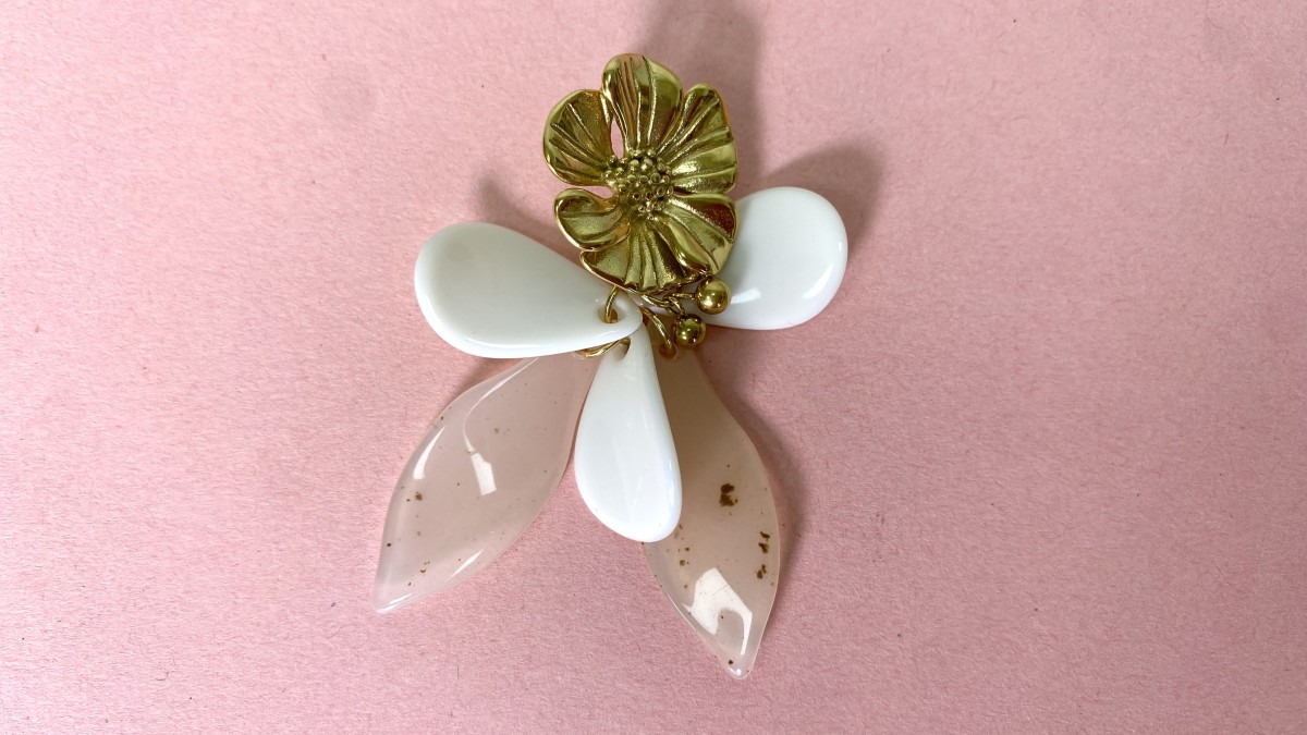 Flower earrings in resin and stainless steel, gold-plated : Step 5 Flower earrings in resin and stainless steel, gold-plated : Step 5