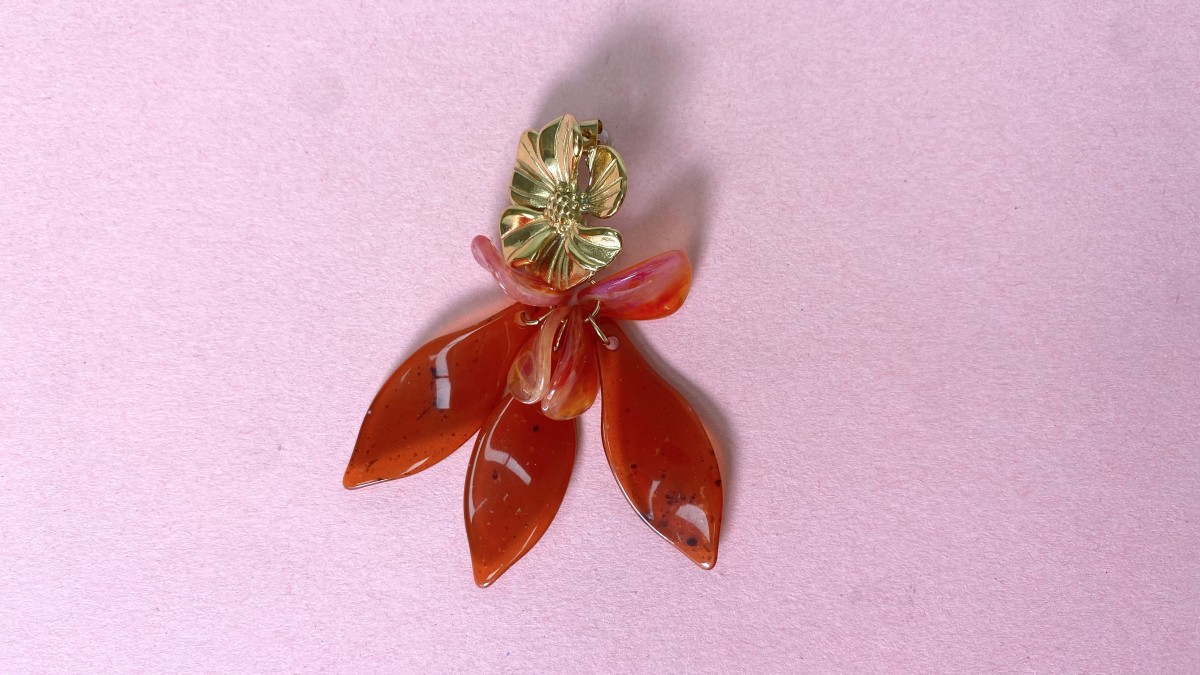 Flower earrings in resin and stainless steel, gold-plated : Step 6 Flower earrings in resin and stainless steel, gold-plated : Step 6