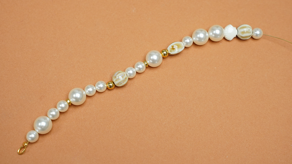 Necklace with ceramic beads, mother-of-pearl beads and marine charms : Step 1
