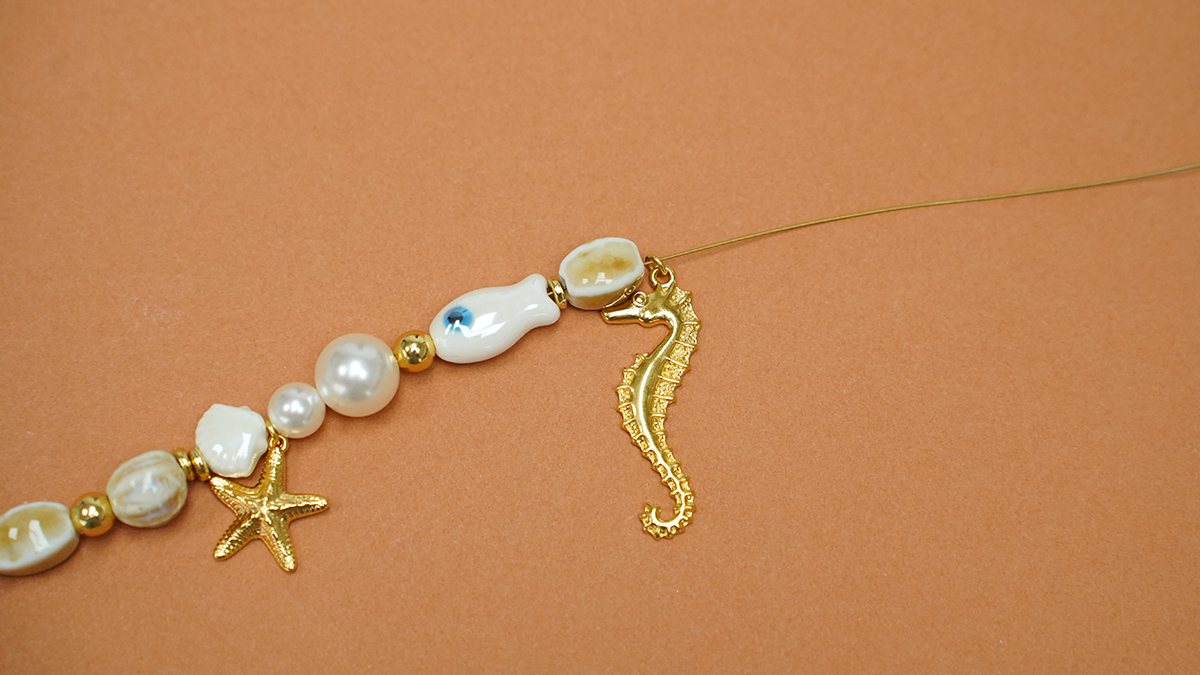 Necklace with ceramic beads, mother-of-pearl beads and marine charms : Step 2