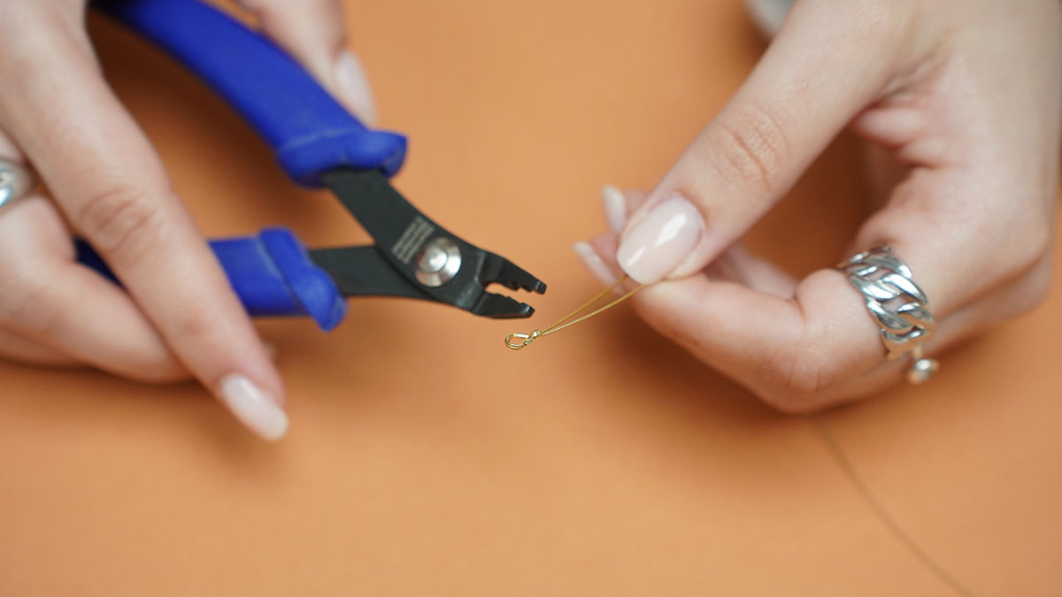 Necklace with blue ceramic beads and freshwater pearls : Step 1