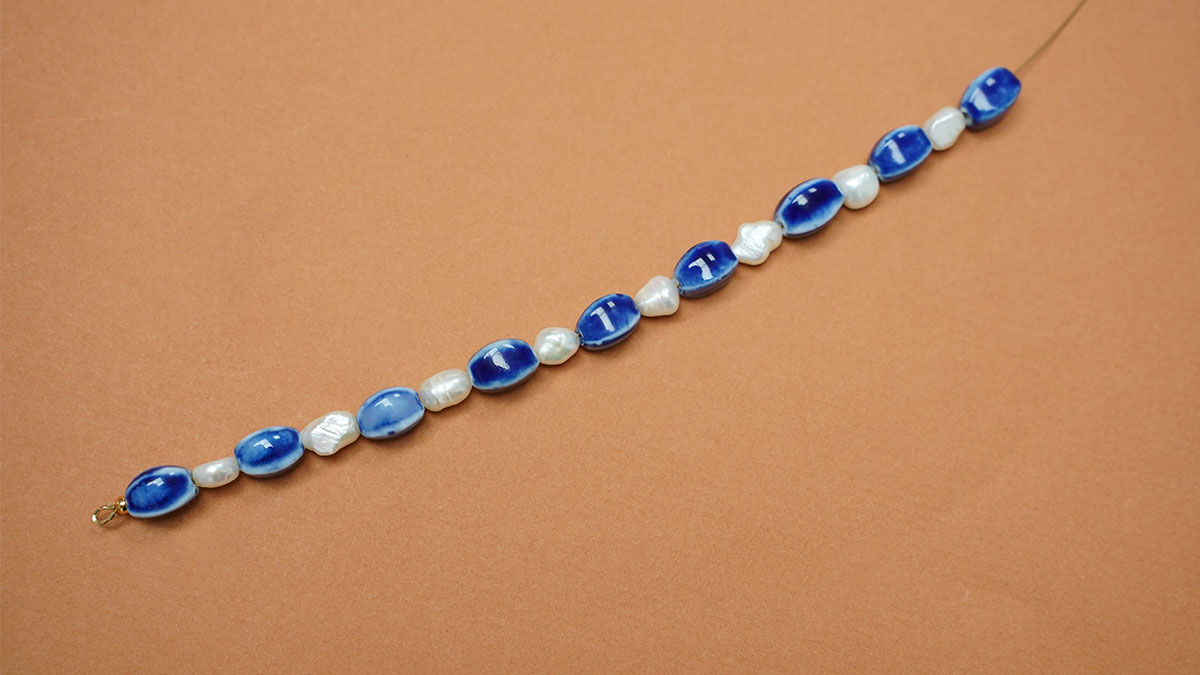 Necklace with blue ceramic beads and freshwater pearls : Step 3