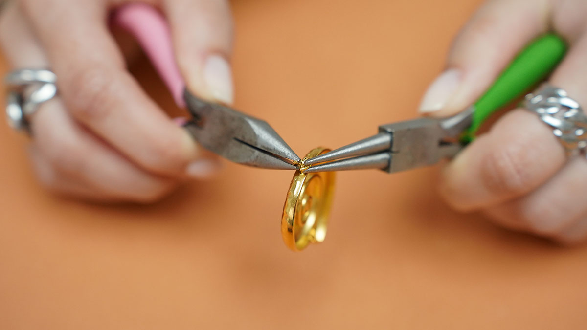 Necklace with blue ceramic beads and freshwater pearls : Step 4