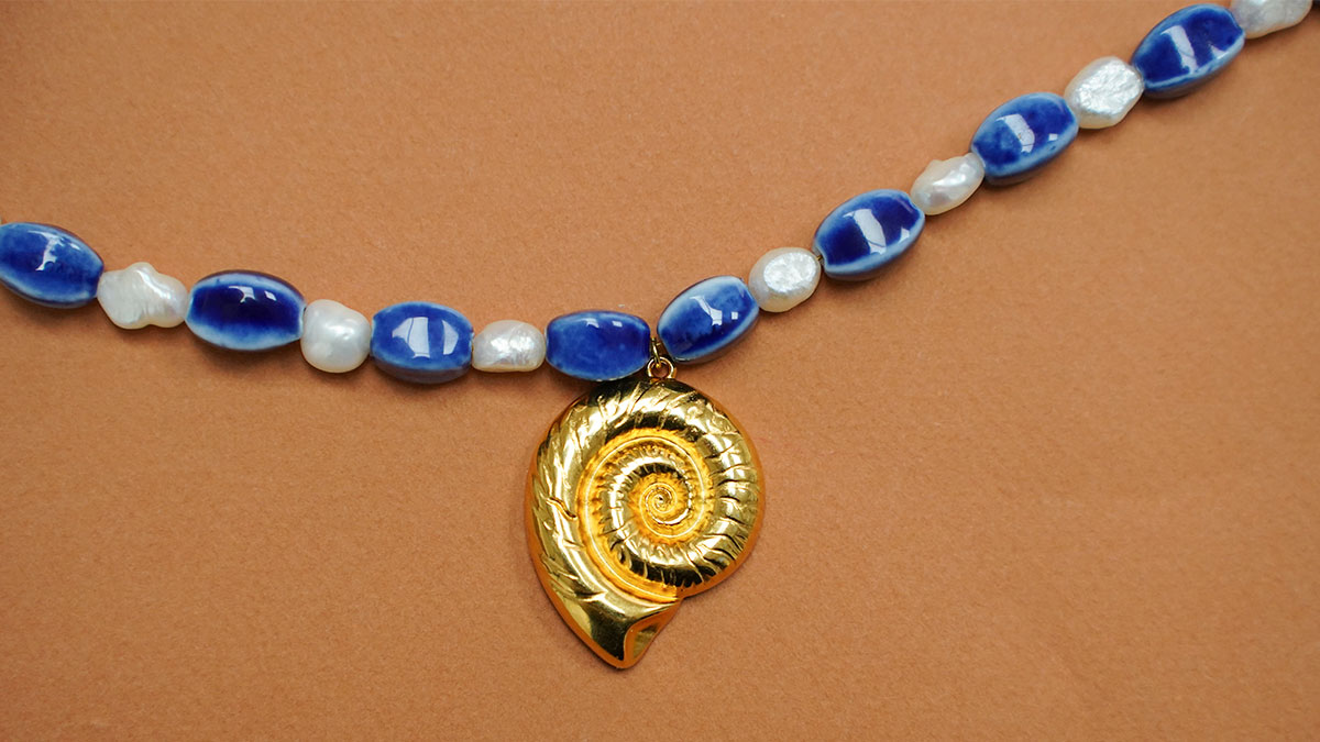 Necklace with blue ceramic beads and freshwater pearls : Step 5
