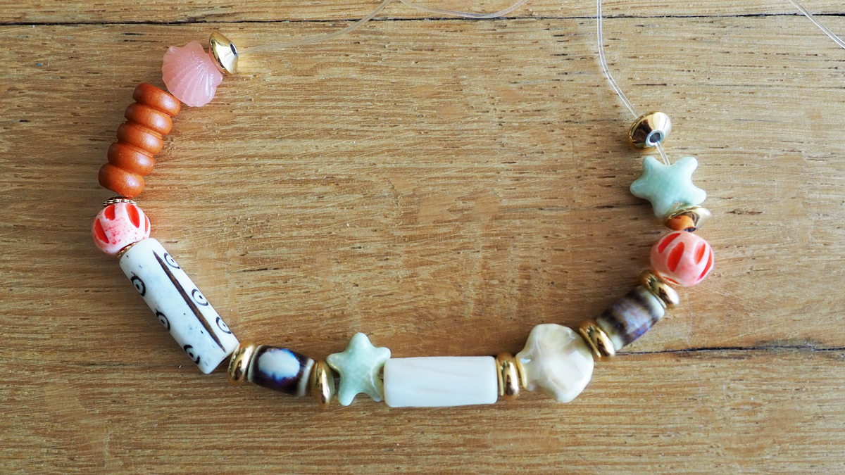 Elastic bracelets with natural beads : Step 2 Elastic bracelets with natural beads : Step 2