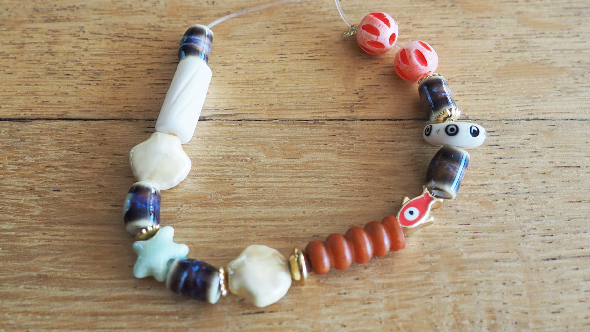 Elastic bracelets with natural beads : Step 3 Elastic bracelets with natural beads : Step 3