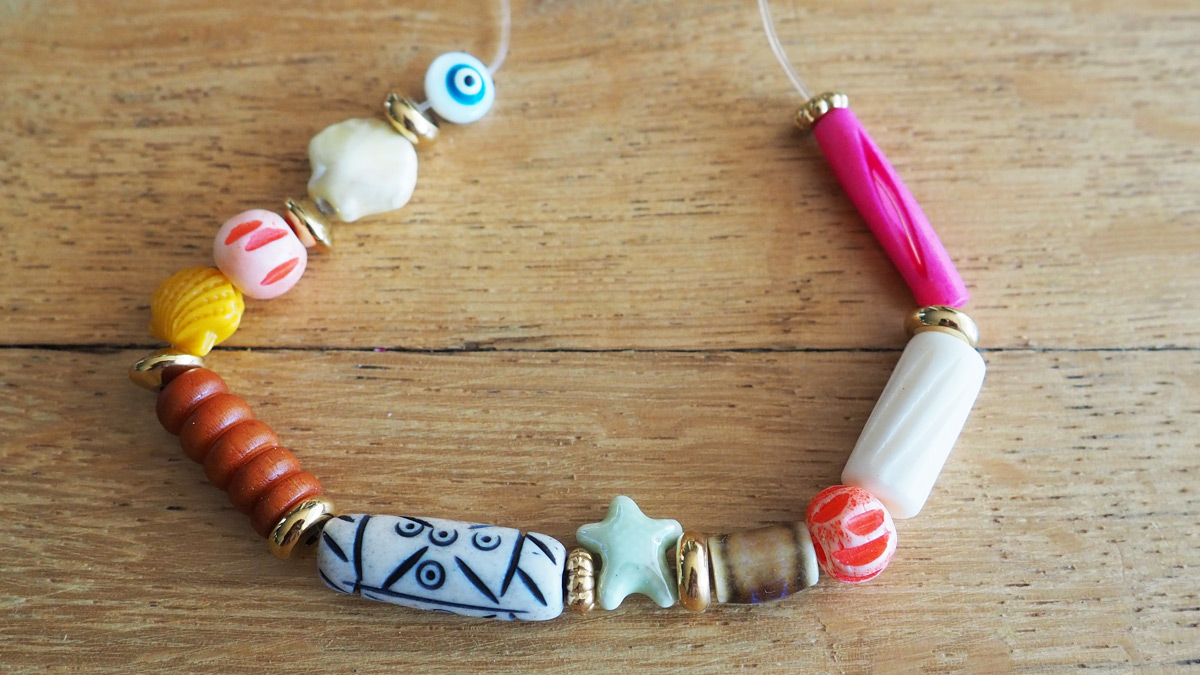 Elastic bracelets with natural beads : Step 4 Elastic bracelets with natural beads : Step 4