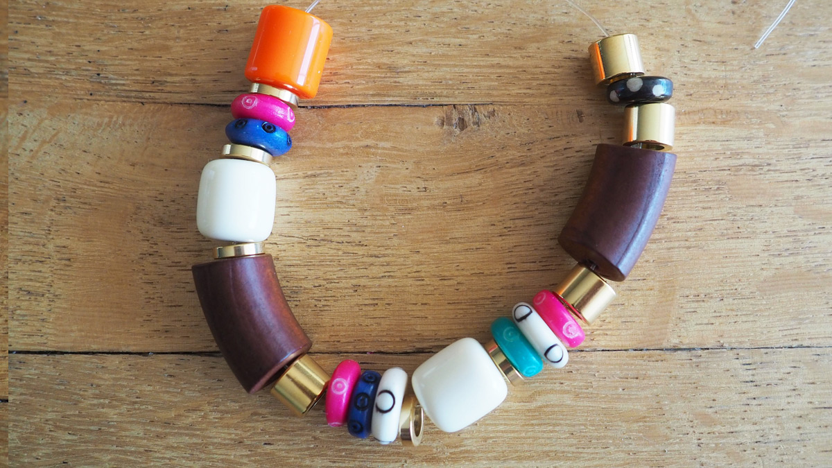 Elastic bracelets with natural beads : Step 6 Elastic bracelets with natural beads : Step 6