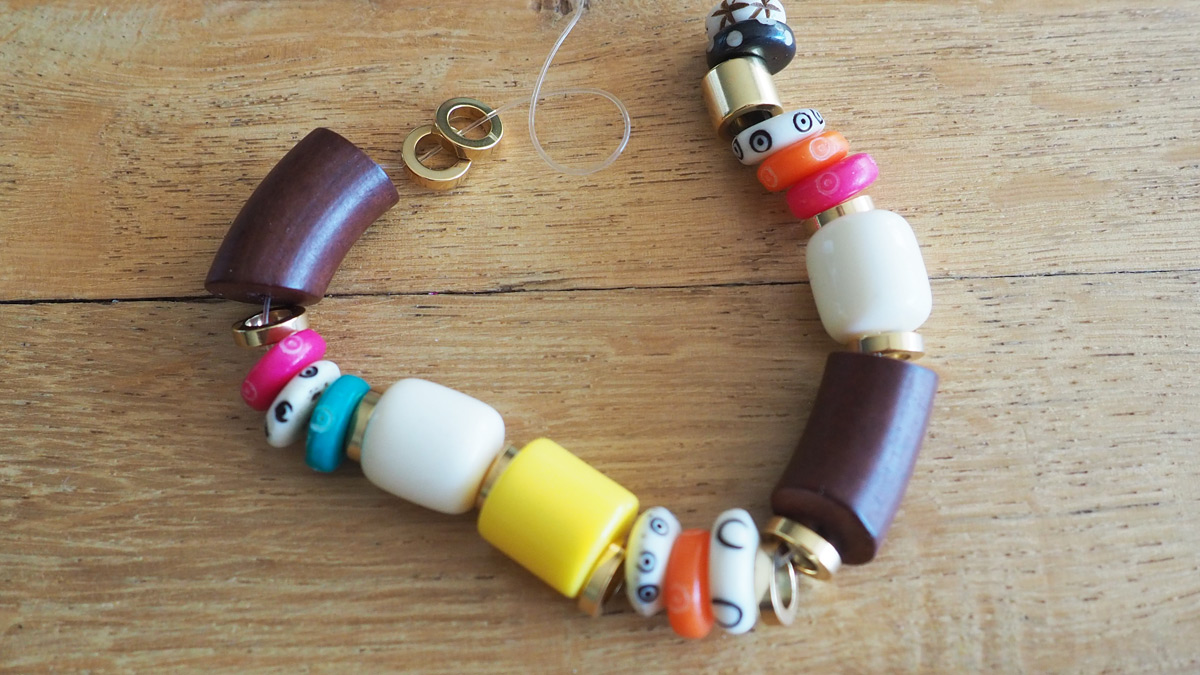 Elastic bracelets with natural beads : Step 7 Elastic bracelets with natural beads : Step 7