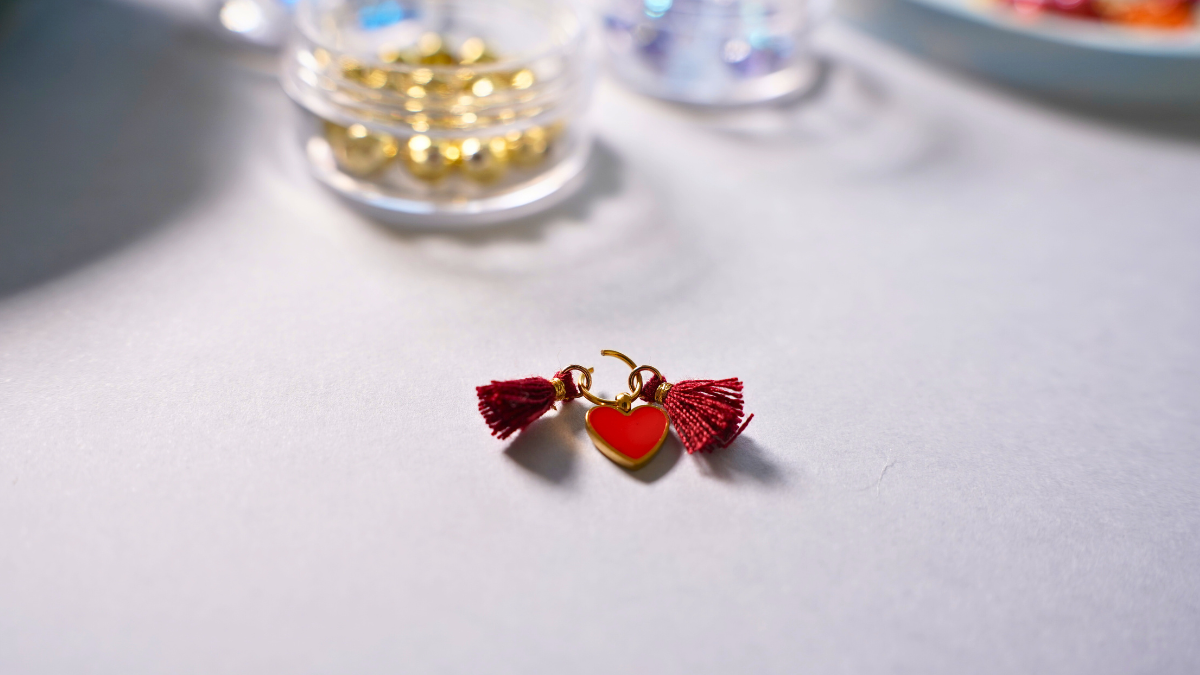 Elastic ribbon bracelet with beads and bohemian charms : Step 5 Elastic ribbon bracelet with beads and bohemian charms : Step 5