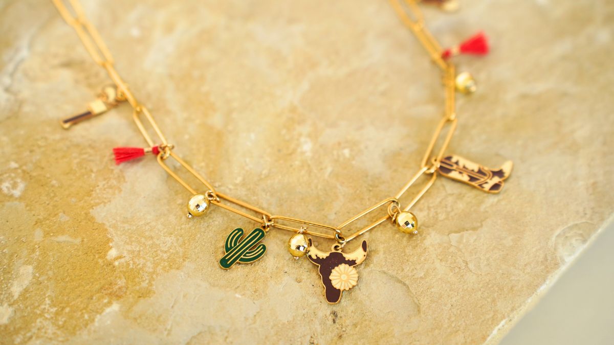 Schema  Cowgirl charms necklace