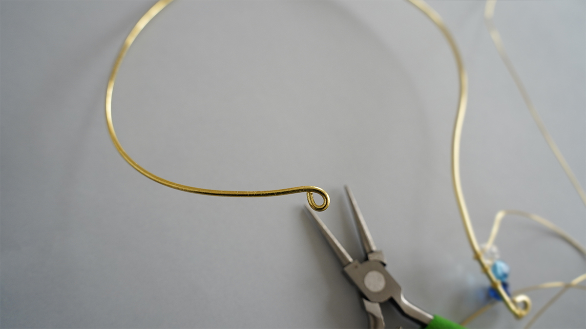 Brass wire necklace with blue pearls and Swarovski drops : Step 1