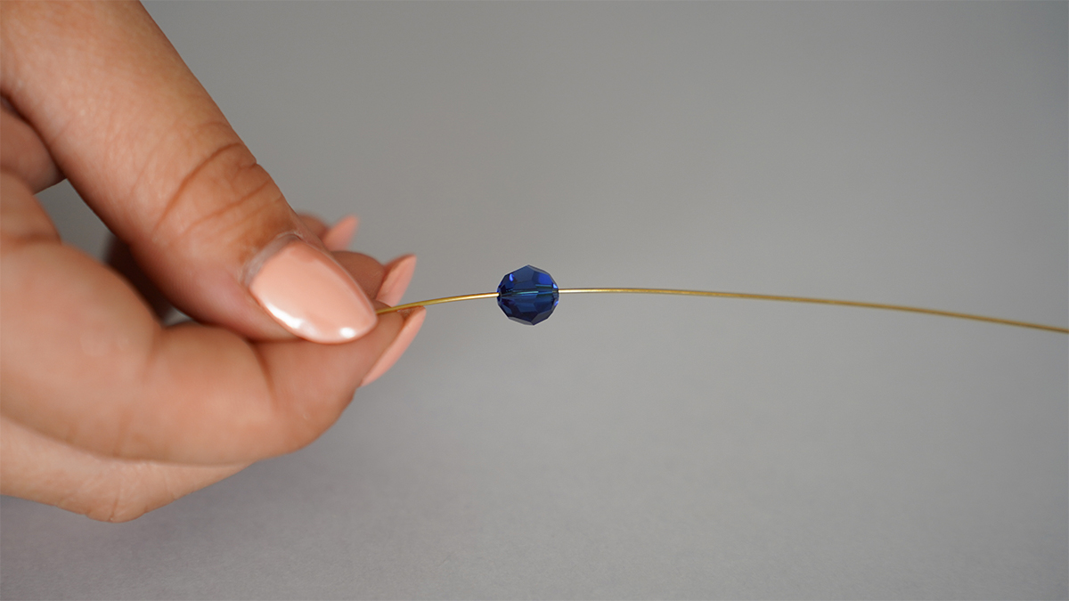 Brass wire necklace with blue pearls and Swarovski drops : Step 2
