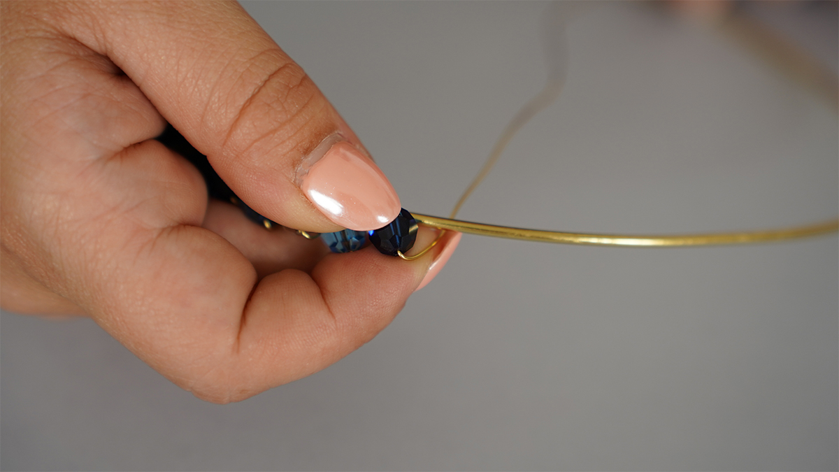 Brass wire necklace with blue pearls and Swarovski drops : Step 4