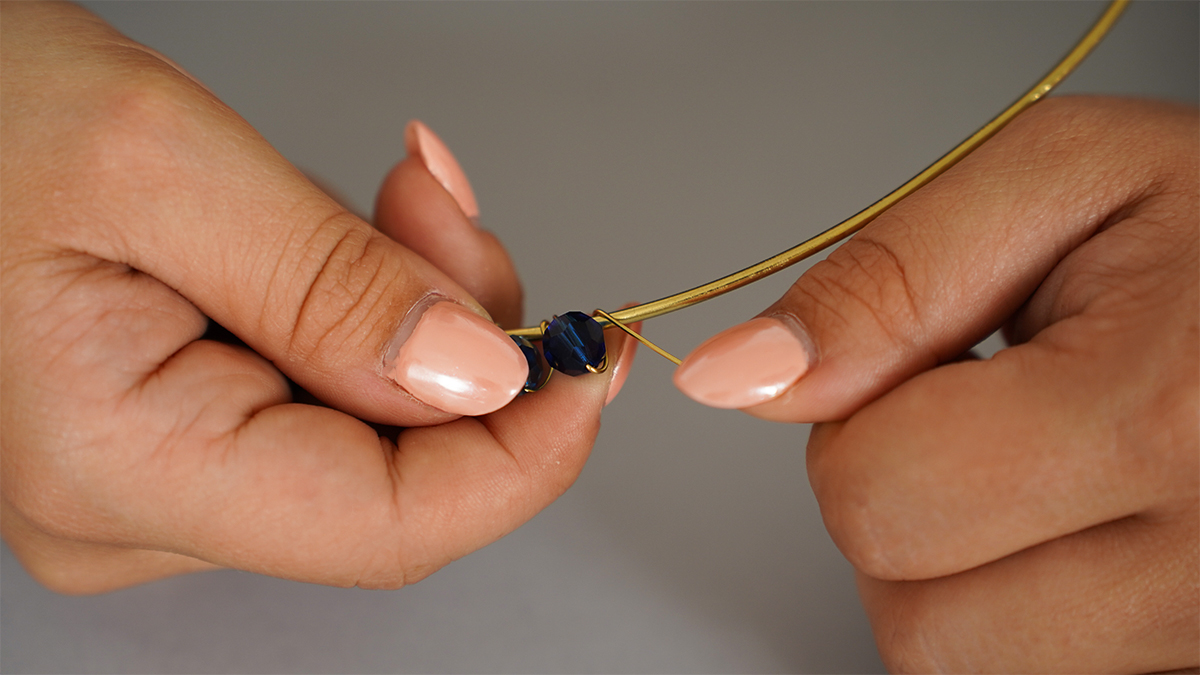 Brass wire necklace with blue pearls and Swarovski drops : Step 5
