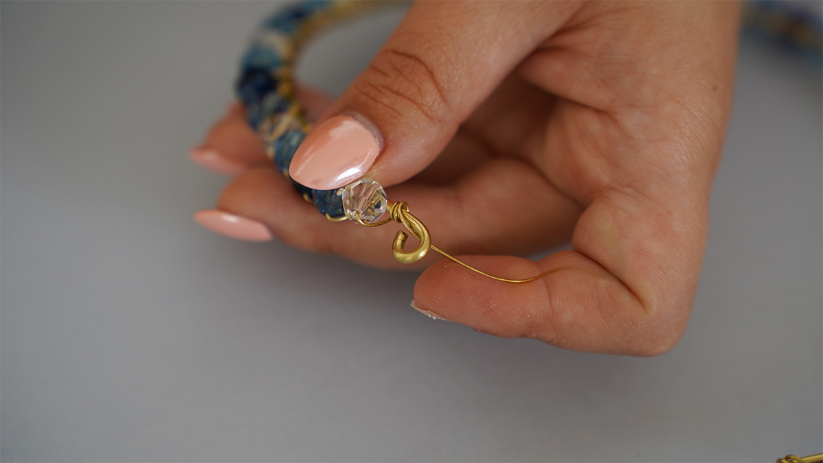 Brass wire necklace with blue pearls and Swarovski drops : Step 6