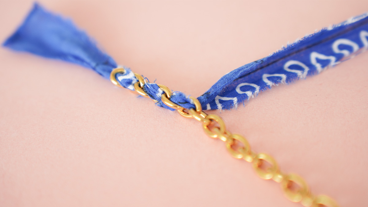 Blue chain and bandana bracelet : Step 4 Blue chain and bandana bracelet : Step 4