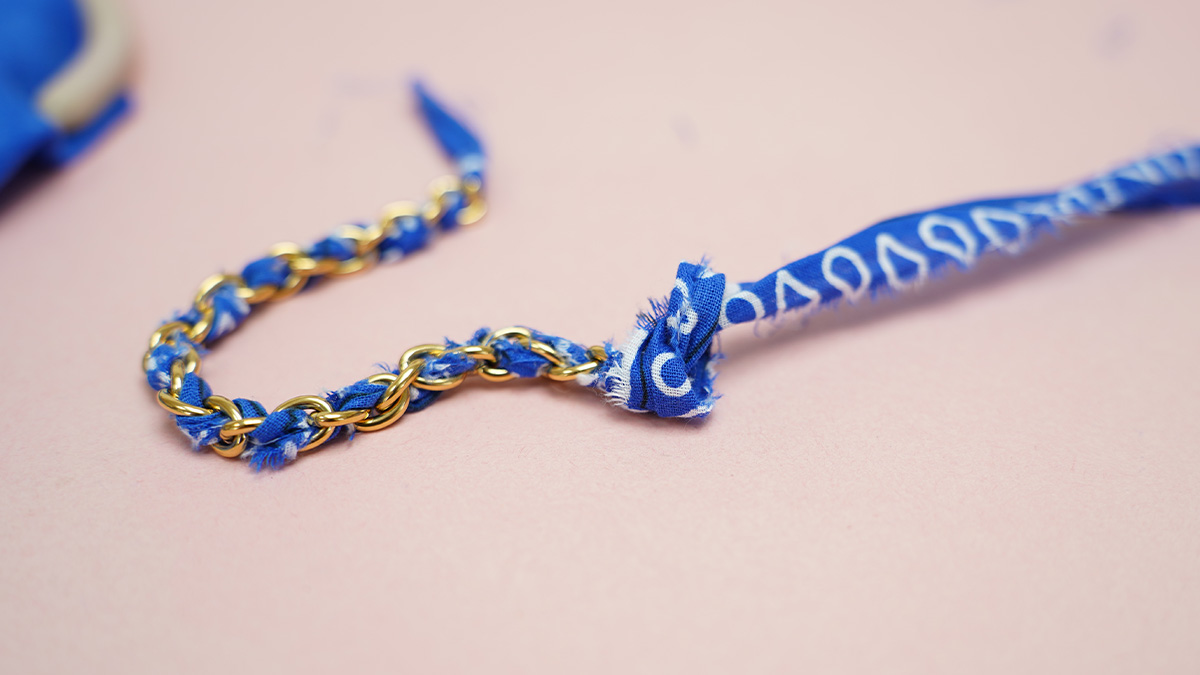 Blue chain and bandana bracelet : Step 5 Blue chain and bandana bracelet : Step 5