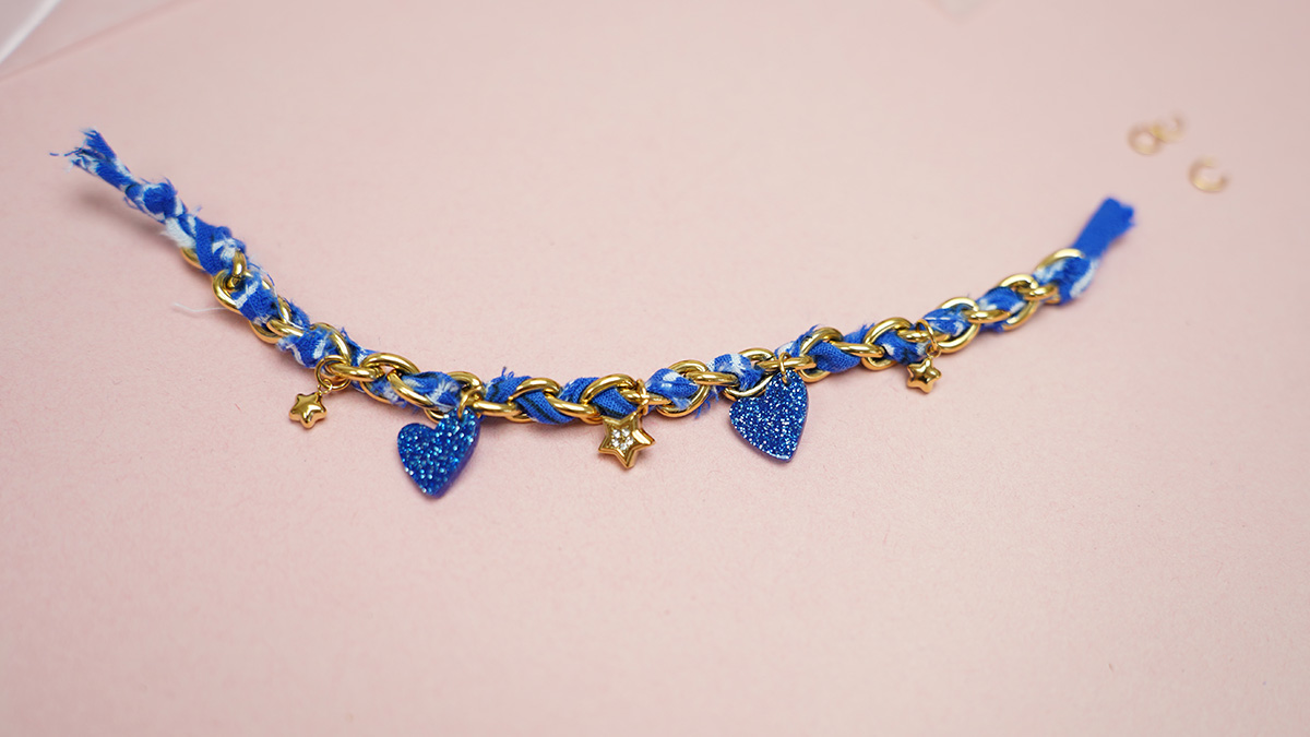 Blue chain and bandana bracelet : Step 6 Blue chain and bandana bracelet : Step 6