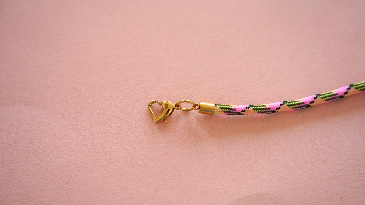 Paracord bracelet with stainless steel charms : Step 2