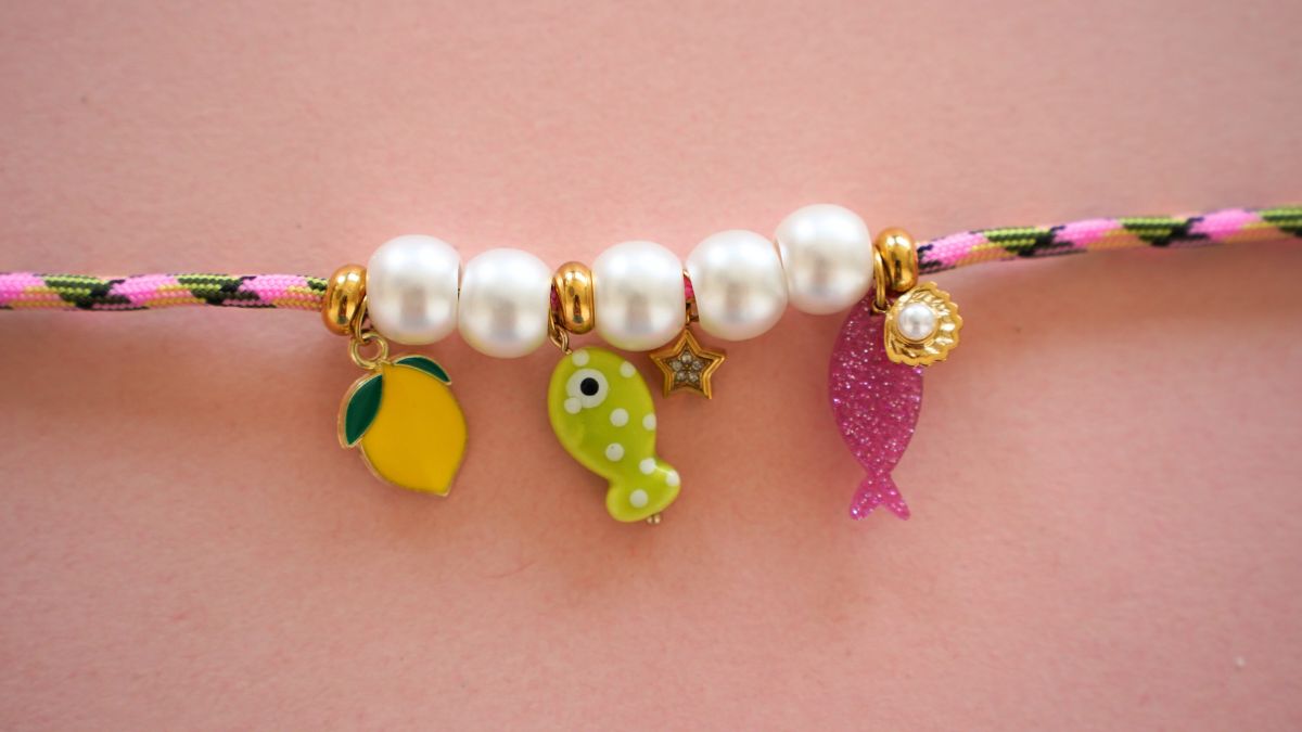 Paracord bracelet with stainless steel charms : Step 4