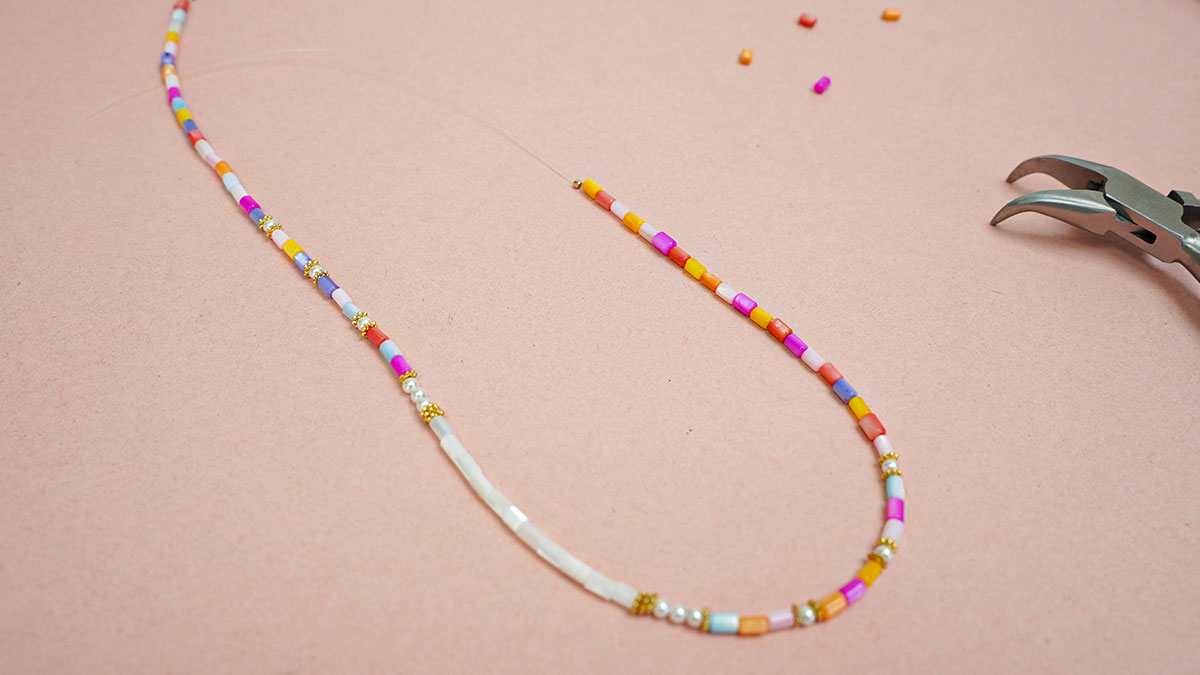 Necklace with pastel mother-of-pearl beads : Step 8