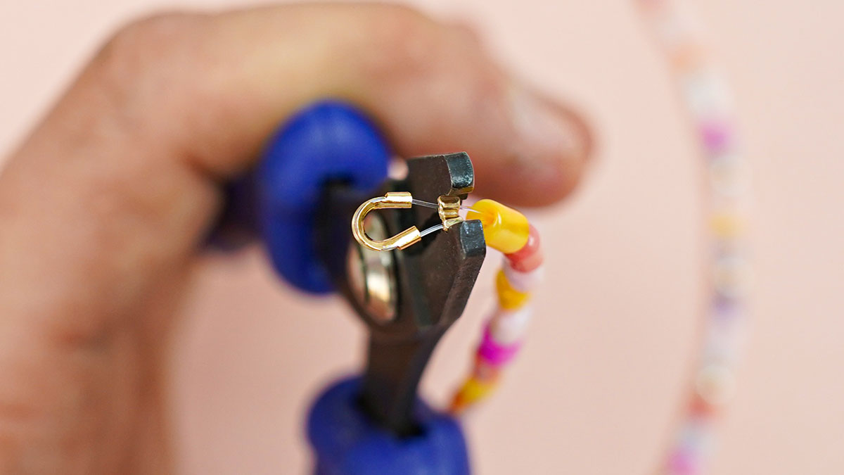 Necklace with pastel mother-of-pearl beads : Step 10