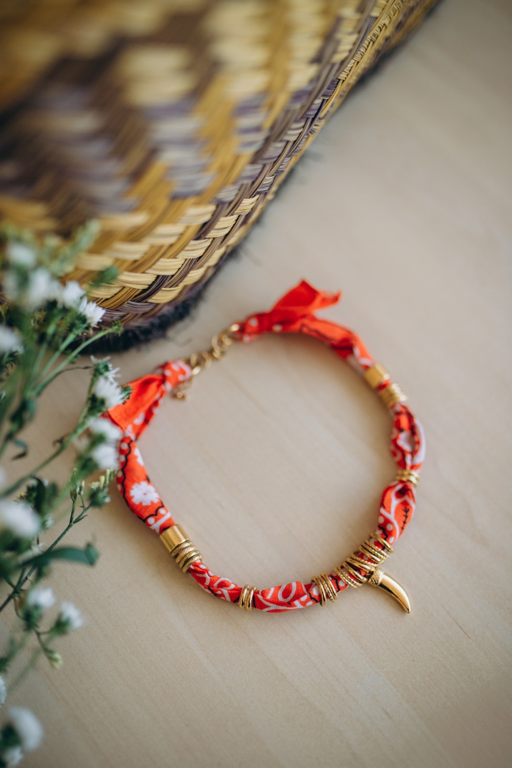 Collier bandana orange et perles travaillées