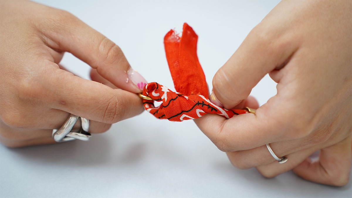 Orange bandana necklace with worked beads : Step 9