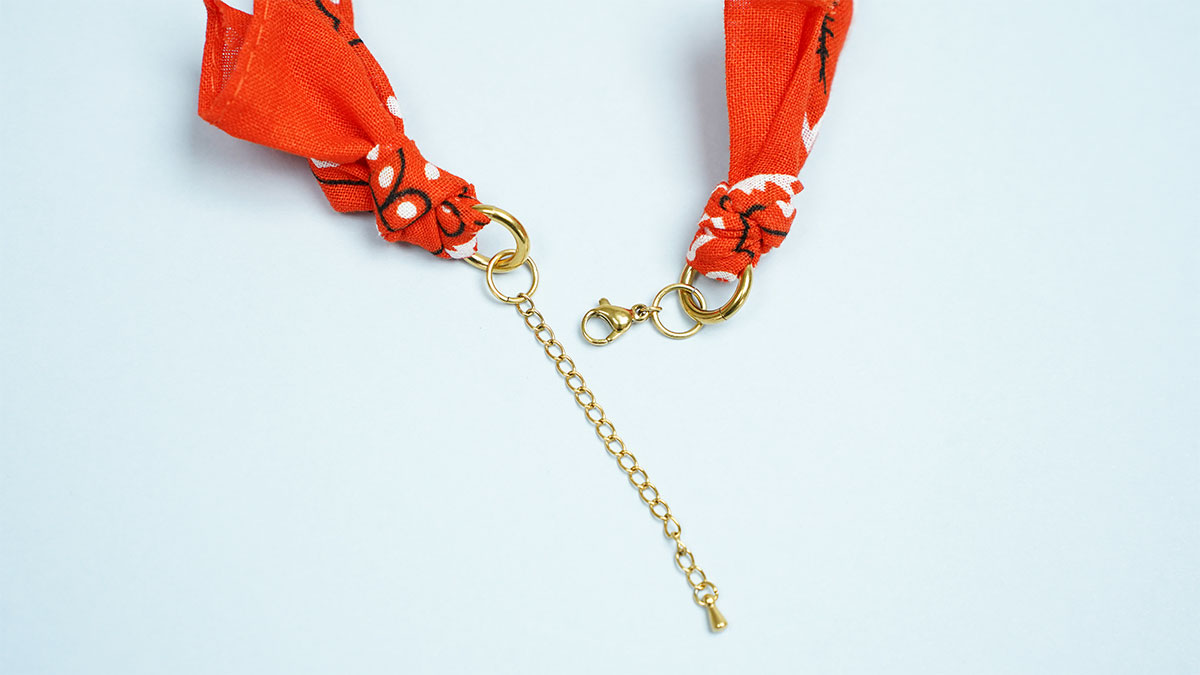 Orange bandana necklace with worked beads : Step 13