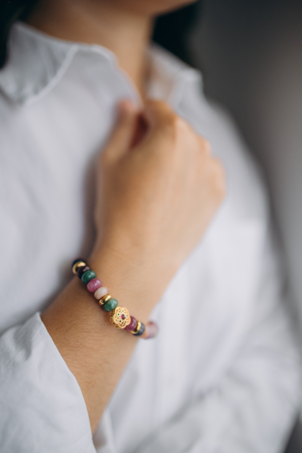Schema  Natural stone and flower bead bracelet