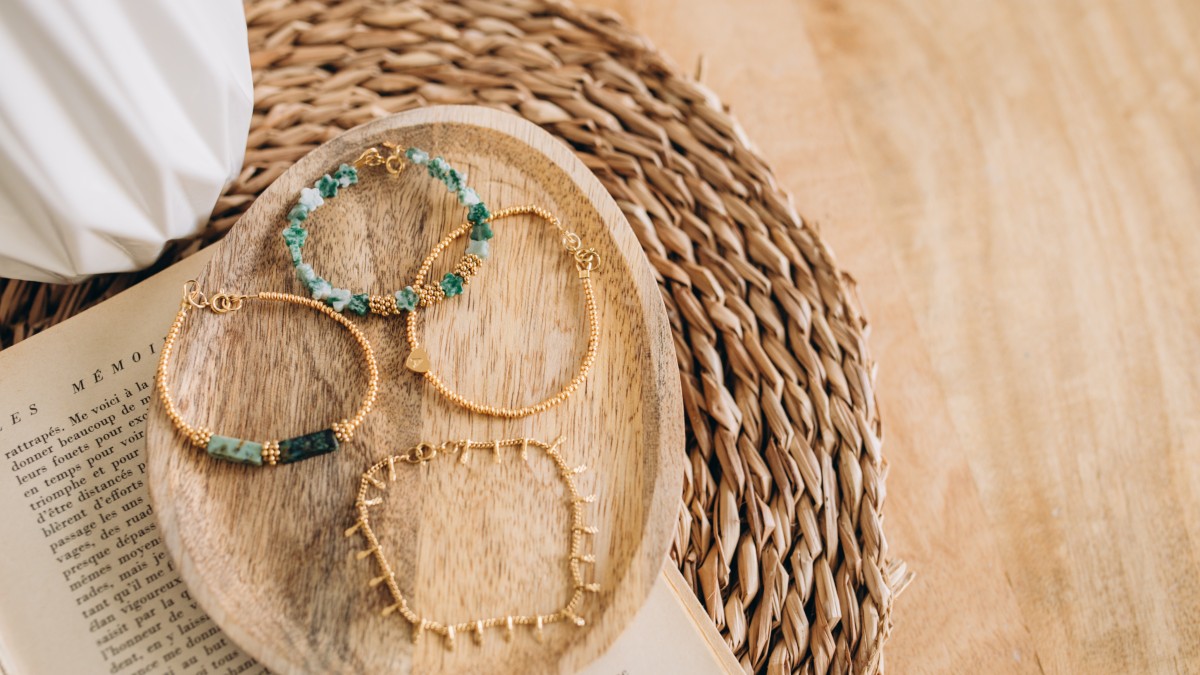 Schema  Set of green and gold bracelets in natural stones