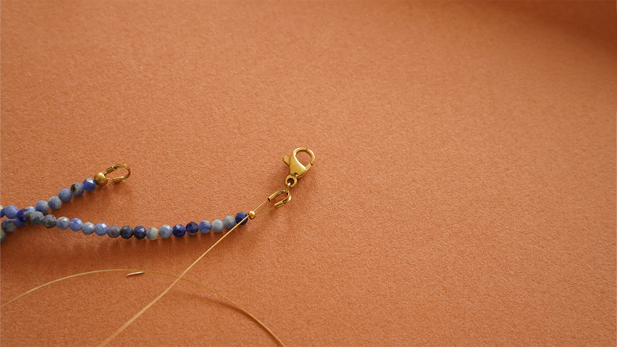 Necklace with Lapis Lazuli beads, PureCrystal bicones and mother-of-pearl beads : Step 7 Necklace with Lapis Lazuli beads, PureCrystal bicones and mother-of-pearl beads : Step 7