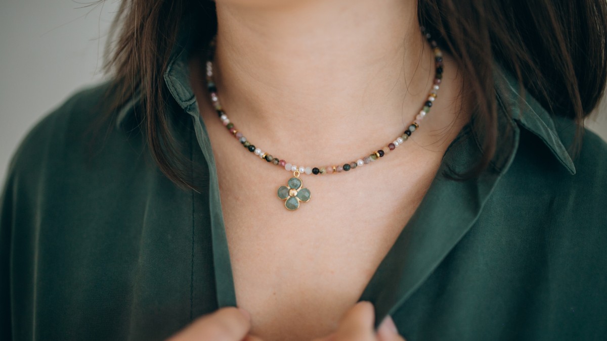 Tourmaline pearl necklace with aventurine flower pendant Tourmaline pearl necklace with aventurine flower pendant
