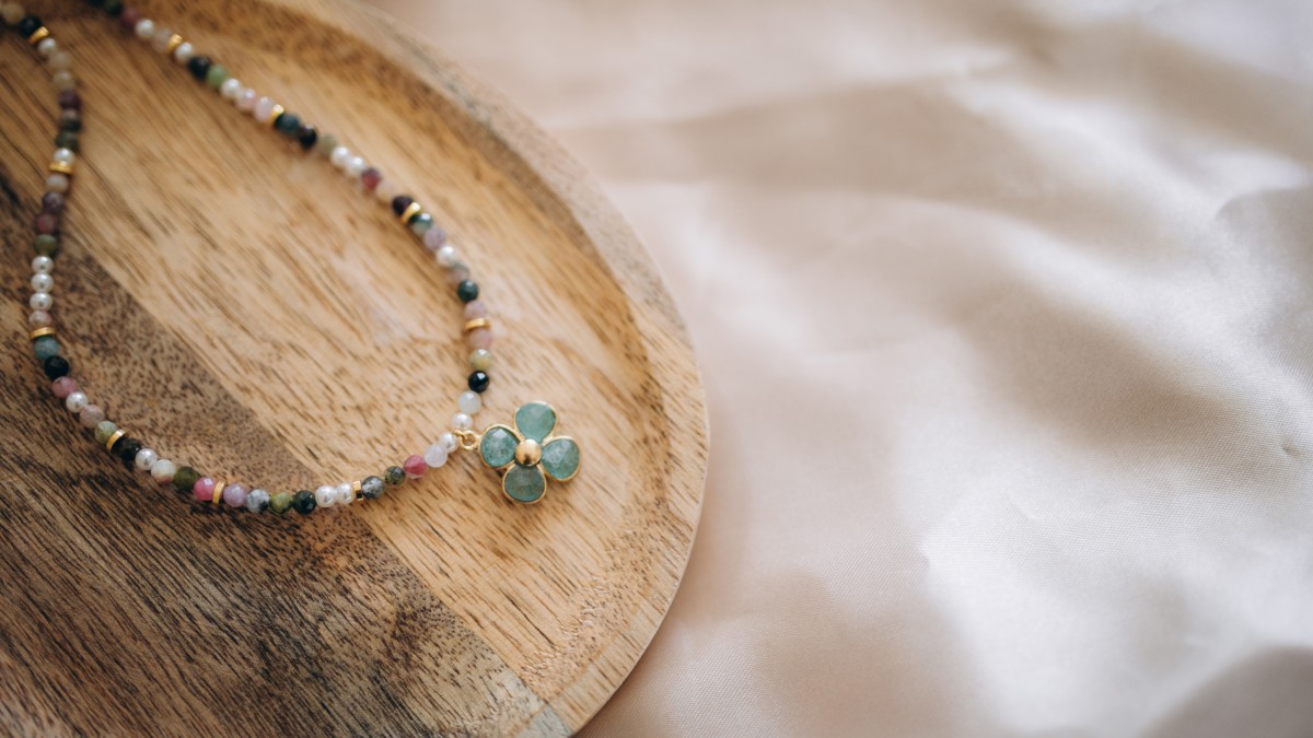 Schema  Tourmaline pearl necklace with aventurine flower pendant
