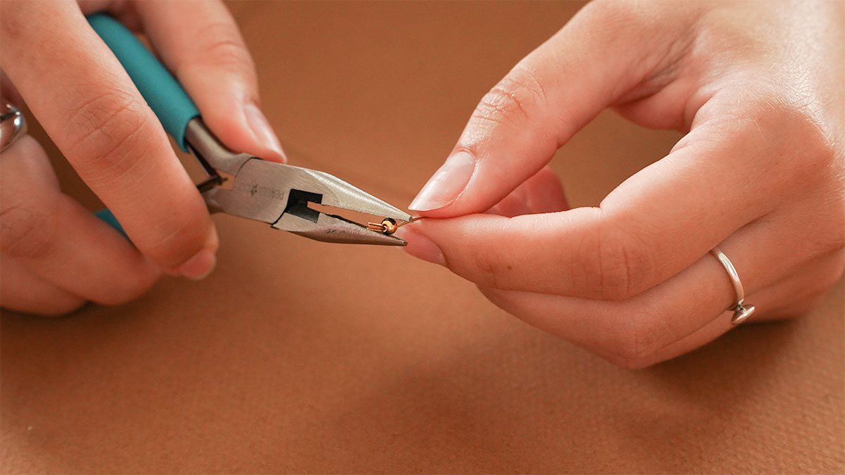 Tourmaline bead necklace with aventurine clover : Step 2