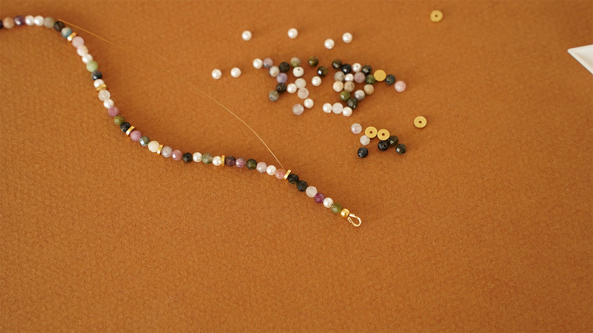 Tourmaline pearl necklace with aventurine flower pendant : Step 4