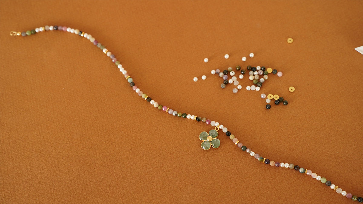 Tourmaline pearl necklace with aventurine flower pendant : Step 5