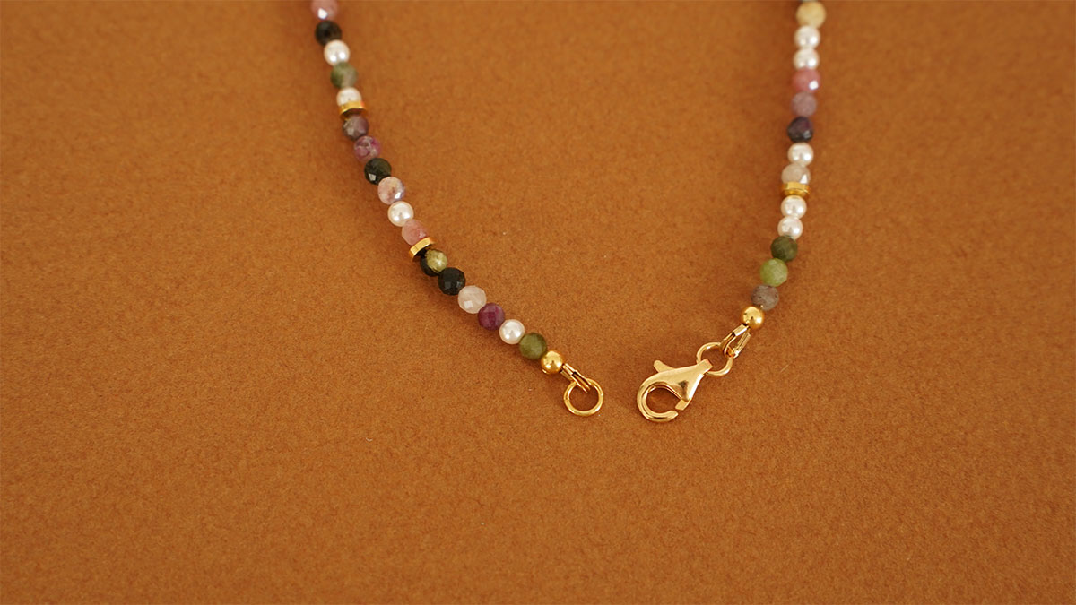 Tourmaline pearl necklace with aventurine flower pendant : Step 6