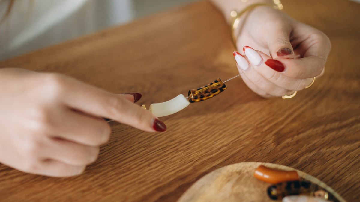 Elastic bracelets with autumn tube beads : Step 2 Elastic bracelets with autumn tube beads : Step 2